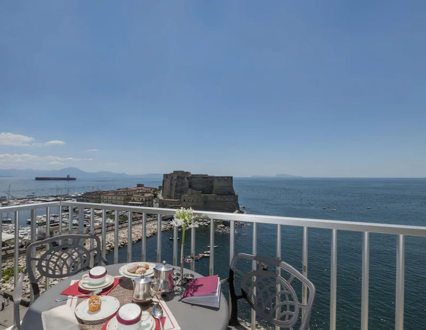 Habitación doble superior, vistas al mar (con sofá cama) del hotel Royal Continental Naples. Foto 3