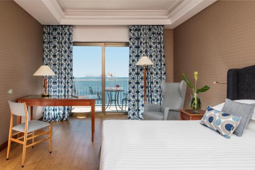 Habitación Doble Superior con vistas al mar - 1 o 2 camas del hotel Royal Continental Naples. Foto 1