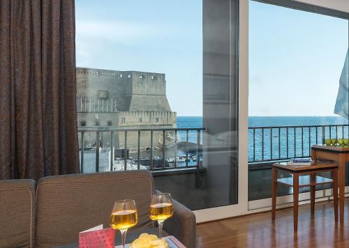 Habitación Triple Superior con vistas al mar del hotel Royal Continental Naples. Foto 3