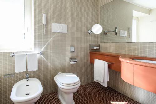 Suite Junior Design con vistas al mar del hotel Royal Continental Naples. Foto 4