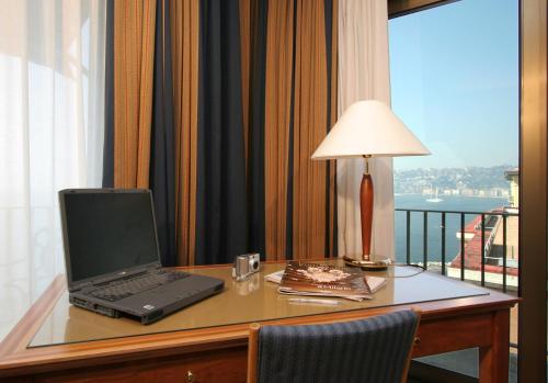 Suite Junior con vistas al mar del hotel Royal Continental Naples