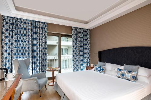 Habitación Doble con vista parcial al mar - 1 o 2 camas del hotel Royal Continental Naples. Foto 2