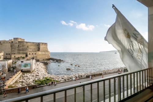 Habitación Doble Deluxe con vistas al mar del hotel Royal Continental Naples. Foto 4