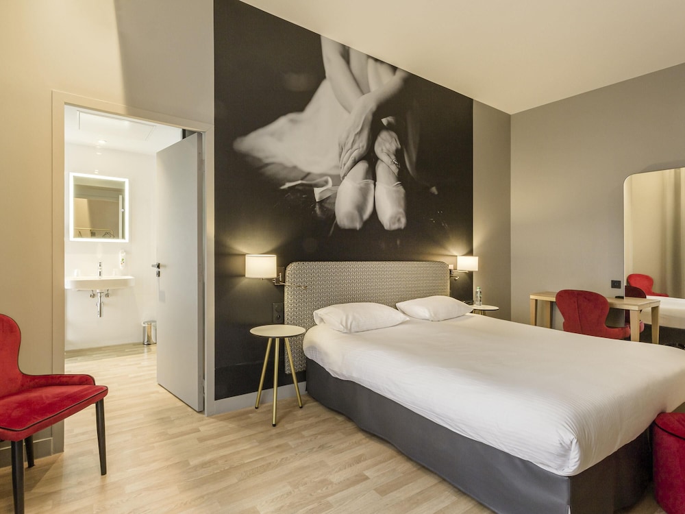 Habitación de categoría superior con una cama doble del hotel Ibis Styles Toulouse Capitole