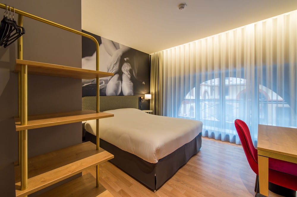 Habitación de categoría superior con una cama doble del hotel Ibis Styles Toulouse Capitole. Foto 1