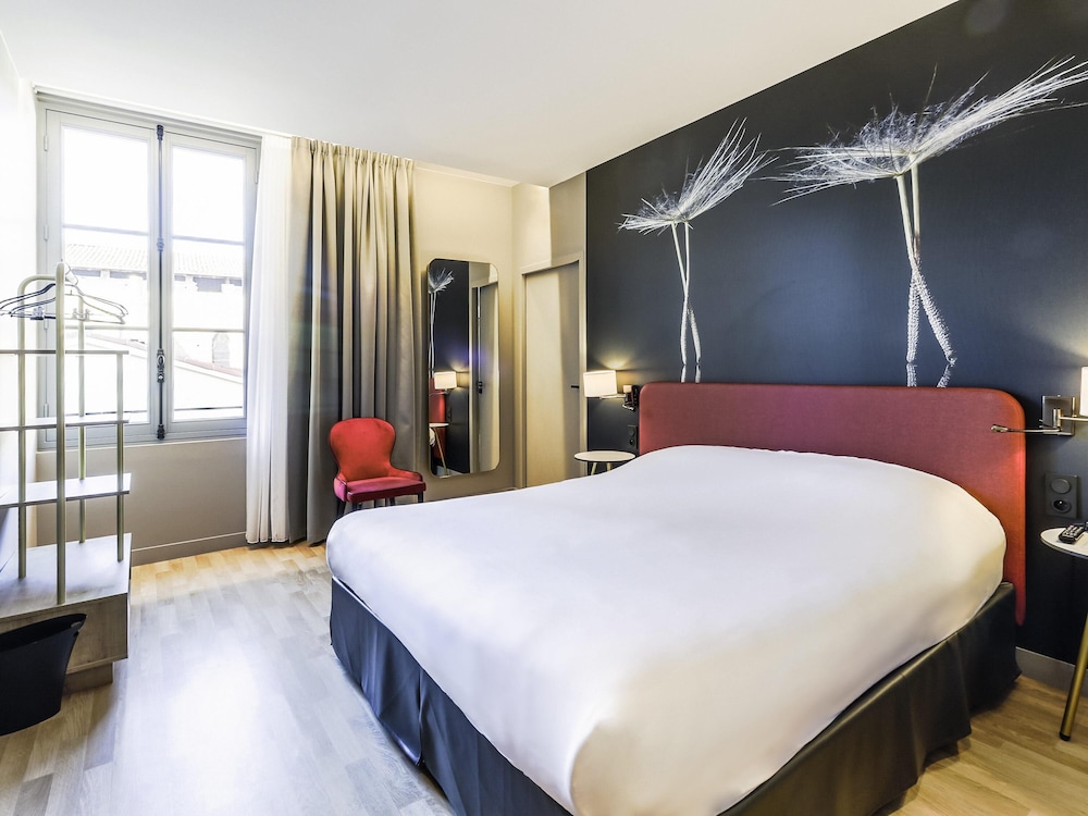 Habitación de categoría superior con una cama doble del hotel Ibis Styles Toulouse Capitole. Foto 5