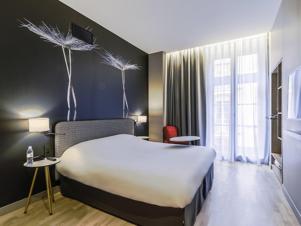 Habitación de categoría superior con una cama doble del hotel Ibis Styles Toulouse Capitole. Foto 6