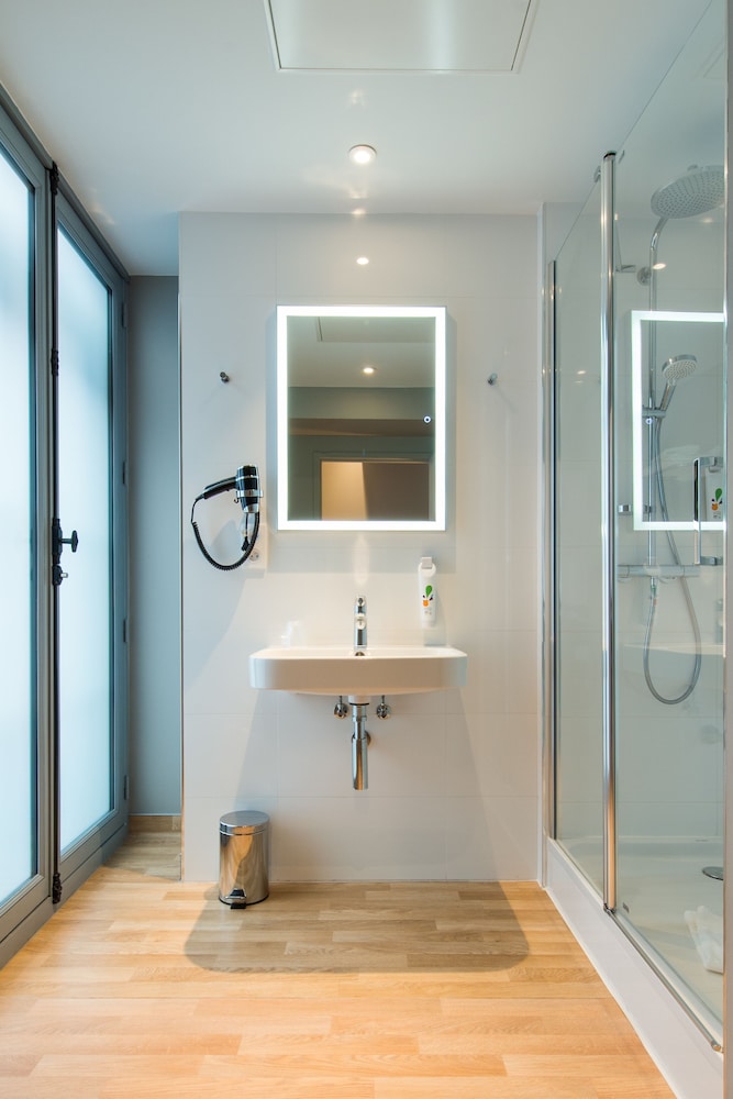 Habitación de categoría superior con una cama doble del hotel Ibis Styles Toulouse Capitole. Foto 9