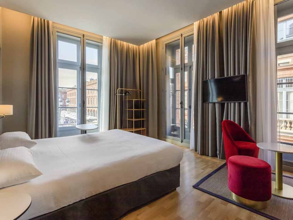 Habitación Privilege con una cama doble y vistas a la Place du CAPITOLE del hotel Ibis Styles Toulouse Capitole. Foto 6