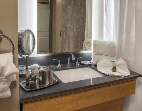 Habitación con cama extragrande y balcón del hotel Ithaca. Foto 4