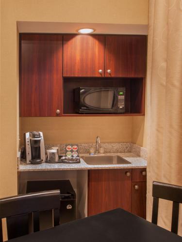 Suite con cama extragrande del hotel Ithaca. Foto 1
