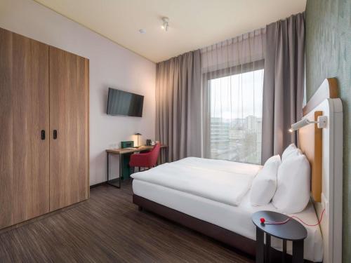 Habitación Comfort adaptada para personas con movilidad reducida - 1 cama grande del hotel Mercure Zürich City. Foto 3
