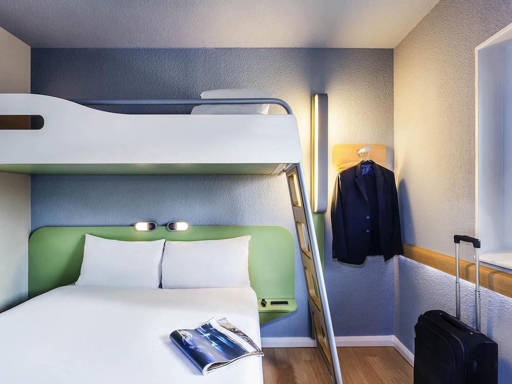 Habitación TRIPLE con una cama de gran tamaño y litera del hotel Ibis Budget Cergy Saint Christophe