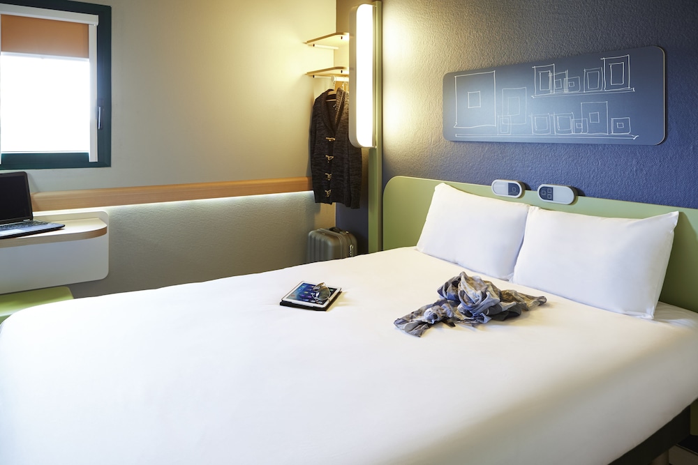Habitación TRIPLE con una cama de gran tamaño y litera del hotel Ibis Budget Cergy Saint Christophe. Foto 2