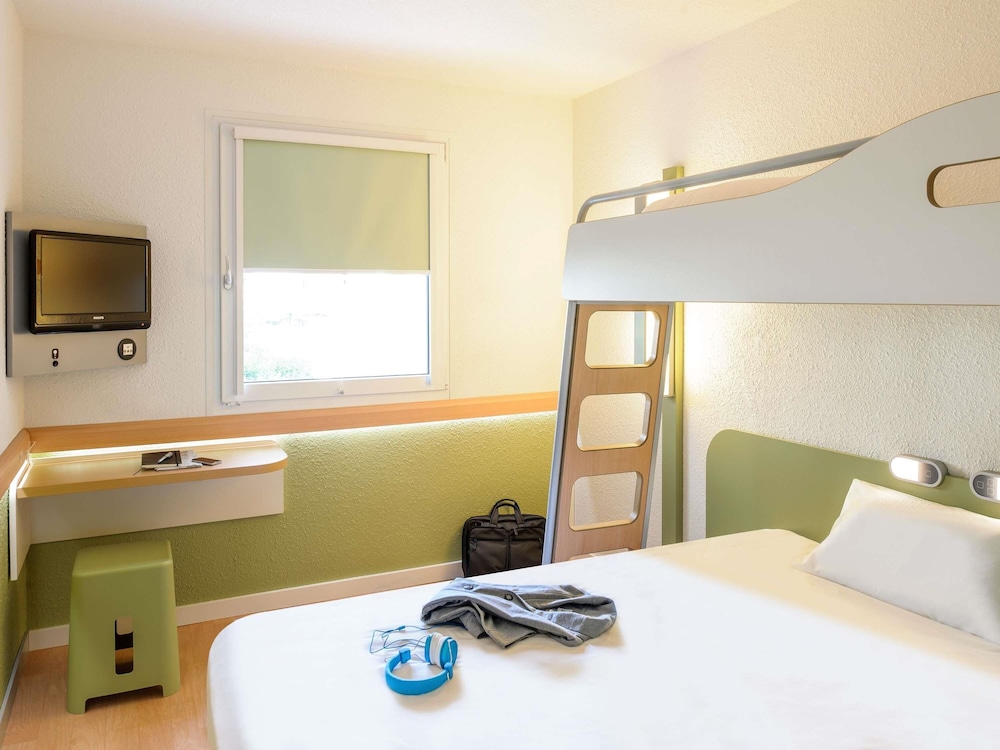 Habitación TRIPLE con una cama de gran tamaño y litera del hotel Ibis Budget Cergy Saint Christophe. Foto 9