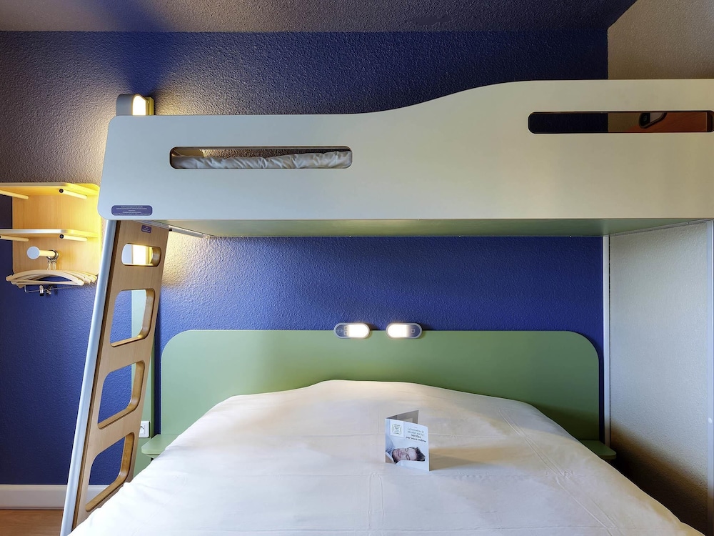 Habitación TRIPLE con una cama de gran tamaño y litera del hotel Ibis Budget Cergy Saint Christophe. Foto 10