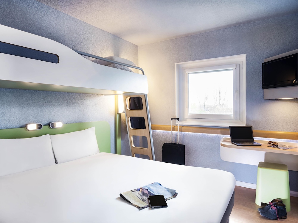 Habitación TRIPLE con una cama de gran tamaño y litera del hotel Ibis Budget Cergy Saint Christophe. Foto 15