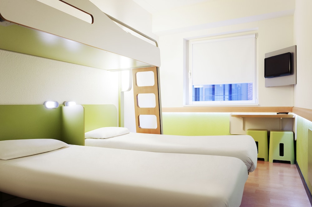 Habitación TRIPLE con una cama de gran tamaño y litera del hotel Ibis Budget Cergy Saint Christophe. Foto 16