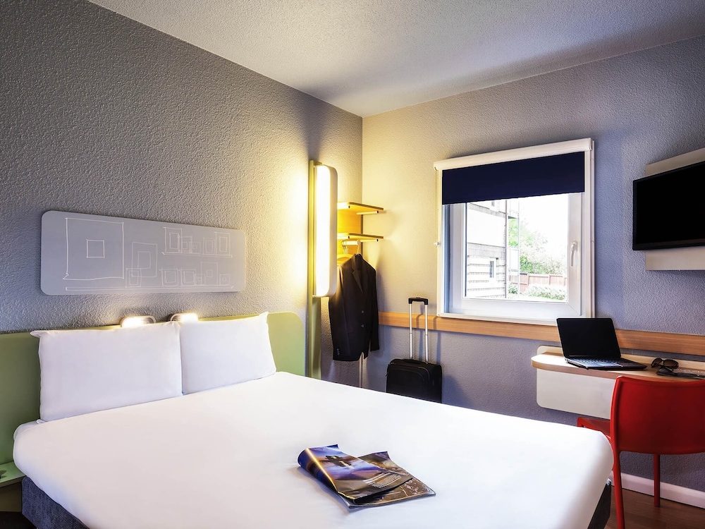 Habitación doble con cama de gran tamaño del hotel Ibis Budget Cergy Saint Christophe