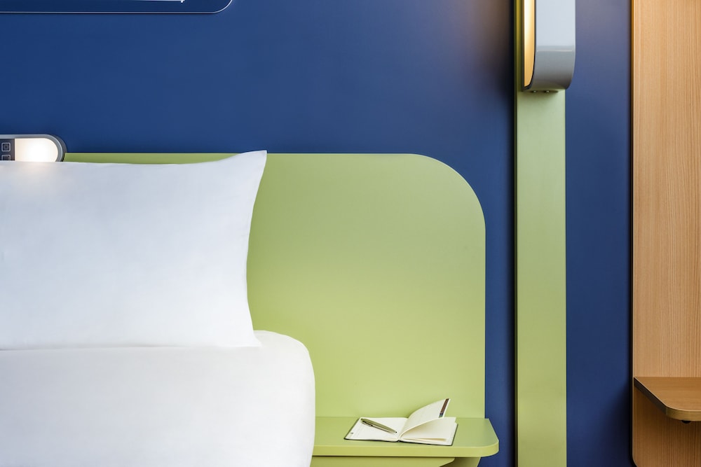 Habitación doble con cama de gran tamaño del hotel Ibis Budget Cergy Saint Christophe. Foto 6