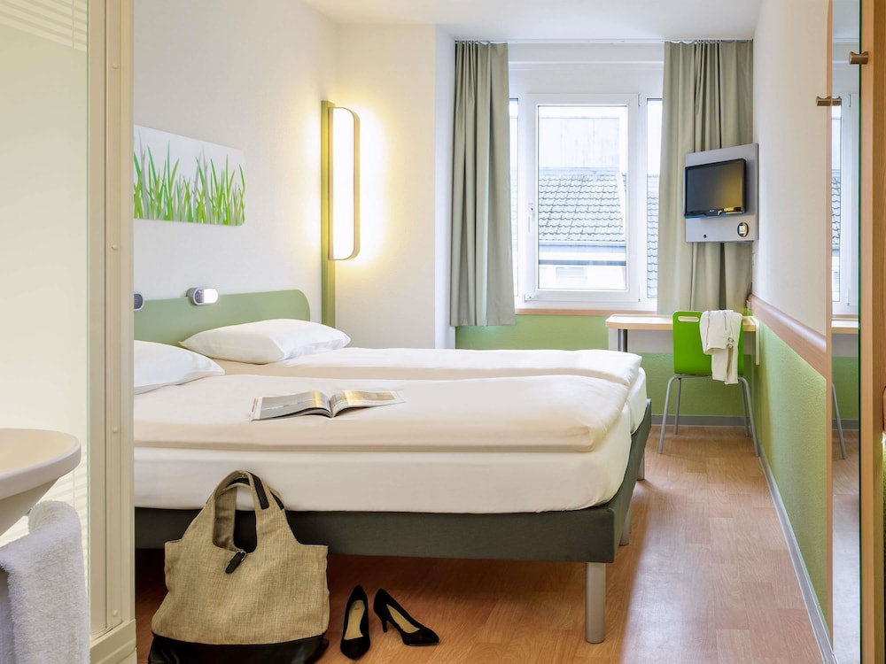 Habitación doble con cama de gran tamaño del hotel Ibis Budget Cergy Saint Christophe. Foto 8
