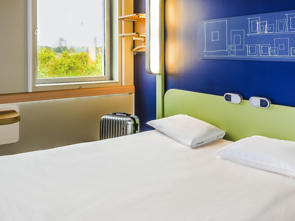 Habitación doble con cama de gran tamaño del hotel Ibis Budget Cergy Saint Christophe. Foto 11