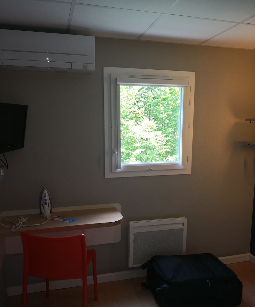 Habitación doble con cama de gran tamaño del hotel Ibis Budget Cergy Saint Christophe. Foto 14