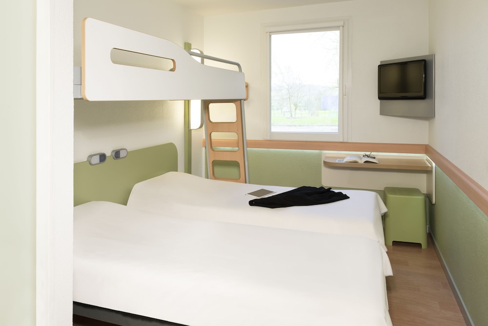 Habitación Triple con 3 camas individuales del hotel Ibis Budget Cergy Saint Christophe. Foto 2