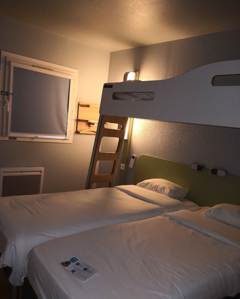 Habitación Triple con 3 camas individuales del hotel Ibis Budget Cergy Saint Christophe. Foto 5