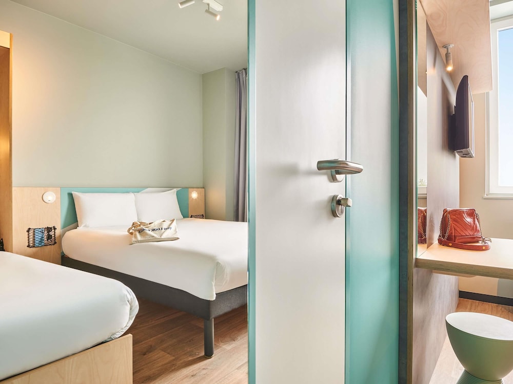 Habitación Triple con 3 camas individuales del hotel Ibis Budget Cergy Saint Christophe. Foto 12