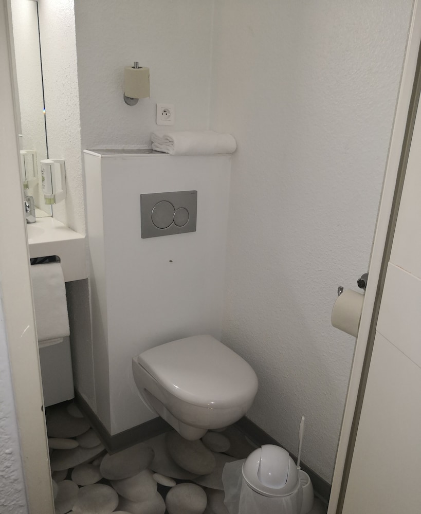 Habitación Triple con 3 camas individuales del hotel Ibis Budget Cergy Saint Christophe. Foto 15