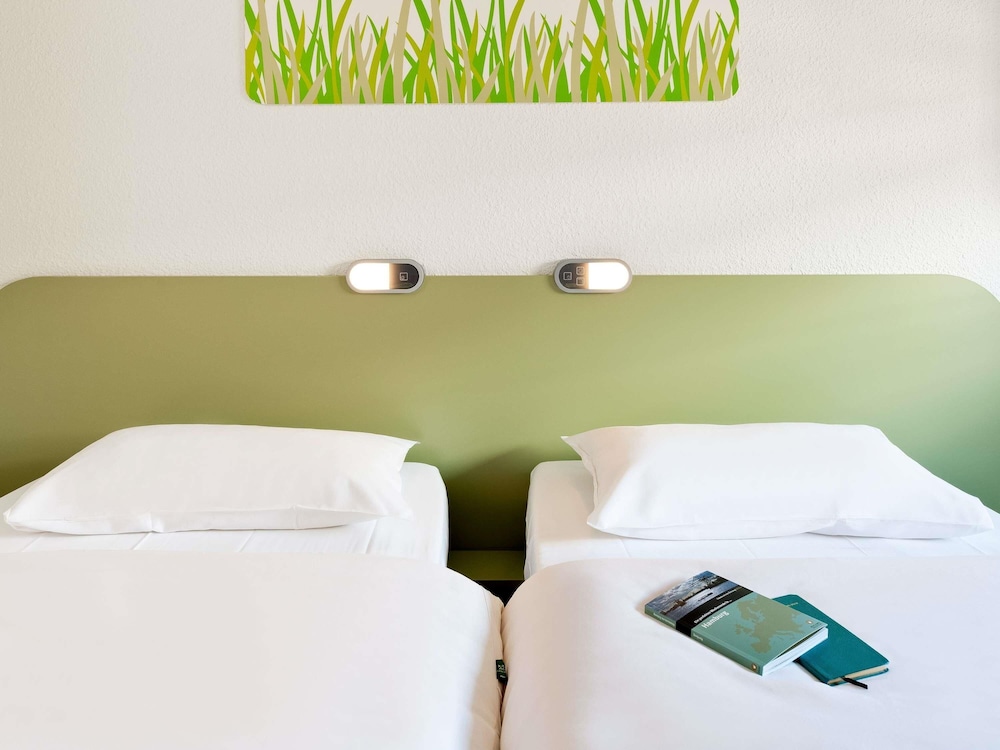 Habitación con 2 camas individuales del hotel Ibis Budget Cergy Saint Christophe. Foto 2