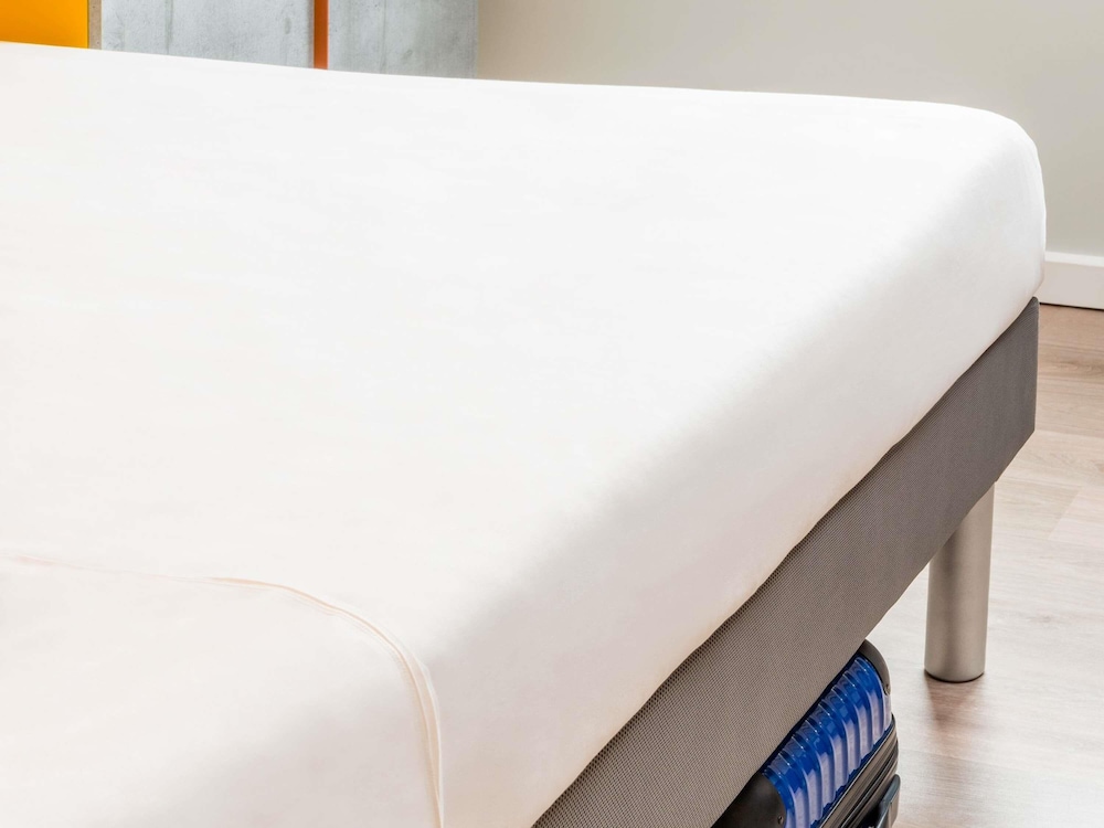 Habitación con 2 camas individuales del hotel Ibis Budget Cergy Saint Christophe. Foto 3