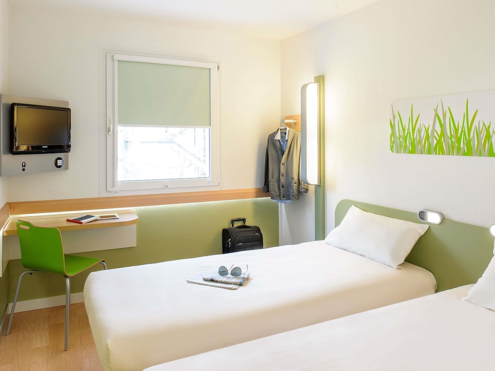 Habitación con 2 camas individuales del hotel Ibis Budget Cergy Saint Christophe. Foto 5