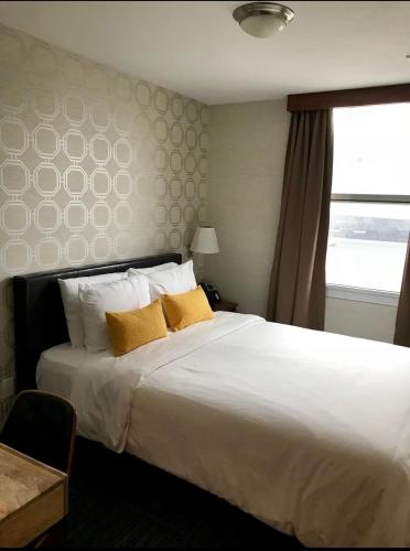 Habitación con cama grande del hotel Mimosa. Foto 3