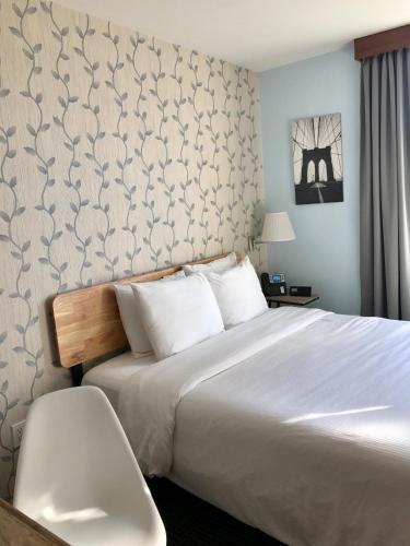 Habitación con cama grande del hotel Mimosa. Foto 6