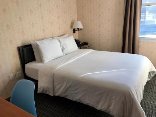 Habitación con cama grande del hotel Mimosa. Foto 7