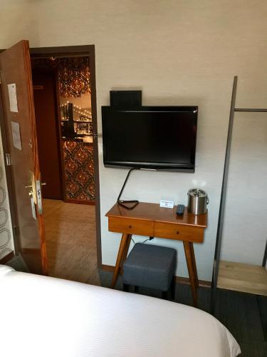 Habitación con cama grande del hotel Mimosa. Foto 8