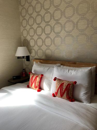 Habitación con cama grande del hotel Mimosa. Foto 9