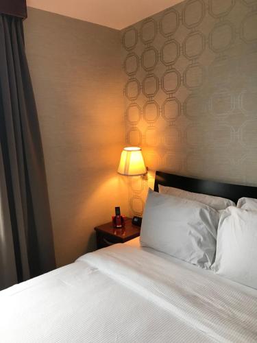 Habitación con cama grande del hotel Mimosa. Foto 10