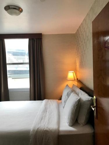 Habitación con cama grande del hotel Mimosa. Foto 11