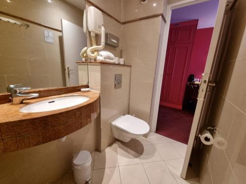 Habitación cuádruple del hotel France Eiffel. Foto 4