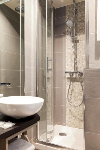 Habitación Doble Confort con balcón del hotel Timhotel Montmartre. Foto 1