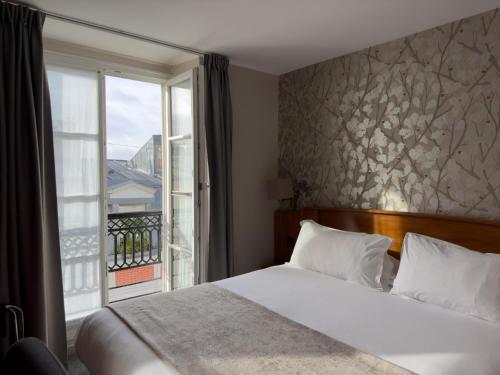 Habitación Doble Confort con balcón del hotel Timhotel Montmartre. Foto 2