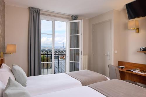 Habitación Doble Superior con balcón y vistas a la Torre Eiffel - 2 camas del hotel Timhotel Montmartre. Foto 1