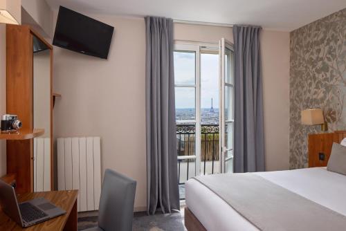 Habitación Doble Superior con balcón y vistas a la Torre Eiffel del hotel Timhotel Montmartre. Foto 1