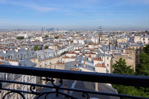 Habitación Doble Superior con vistas a París - 2 camas del hotel Timhotel Montmartre. Foto 4