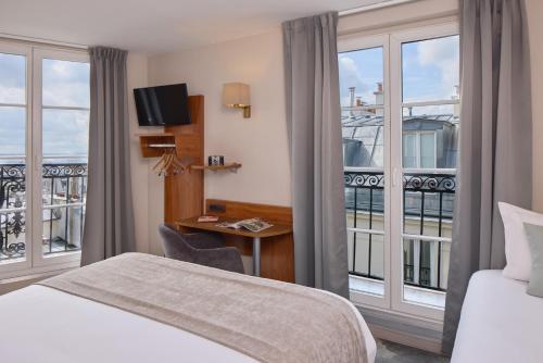 Habitación Triple Superior con balcón y vistas a la Torre Eiffel y al Sacre Coeur del hotel Timhotel Montmartre. Foto 2