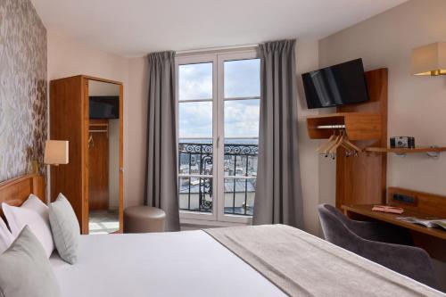 Habitación Triple Superior con balcón y vistas a la Torre Eiffel y al Sacre Coeur del hotel Timhotel Montmartre. Foto 3