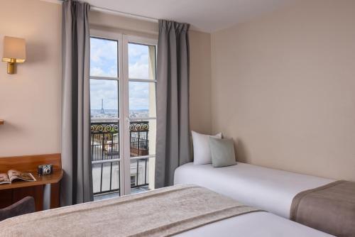 Habitación Triple Superior con balcón y vistas a la Torre Eiffel y al Sacre Coeur del hotel Timhotel Montmartre. Foto 4